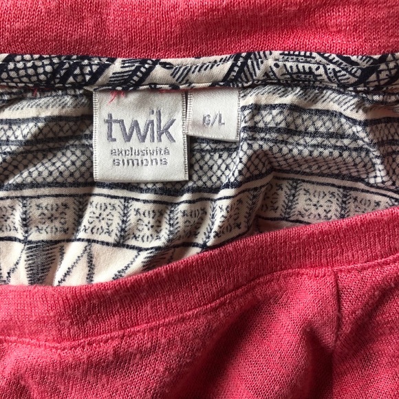 Long sleeve with pattern. - Picture 3 of 3